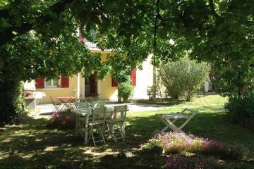 Gîte pour 4 personnes, avec jardin, animaux acceptés à Rougiers