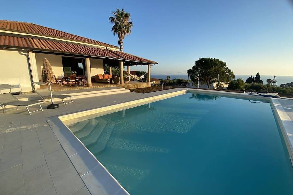 Villa Pavone, with private pool and sea view near the beach in Faro Capo Vaticano, Vibo Valentia Provinz