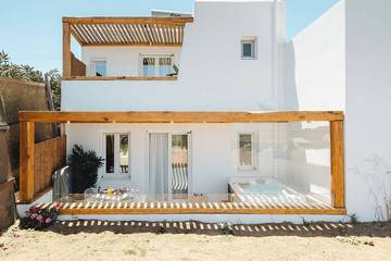 Location de vacances pour 4 personnes, avec balcon ainsi que jardin et jacuzzi dans Agia Anna