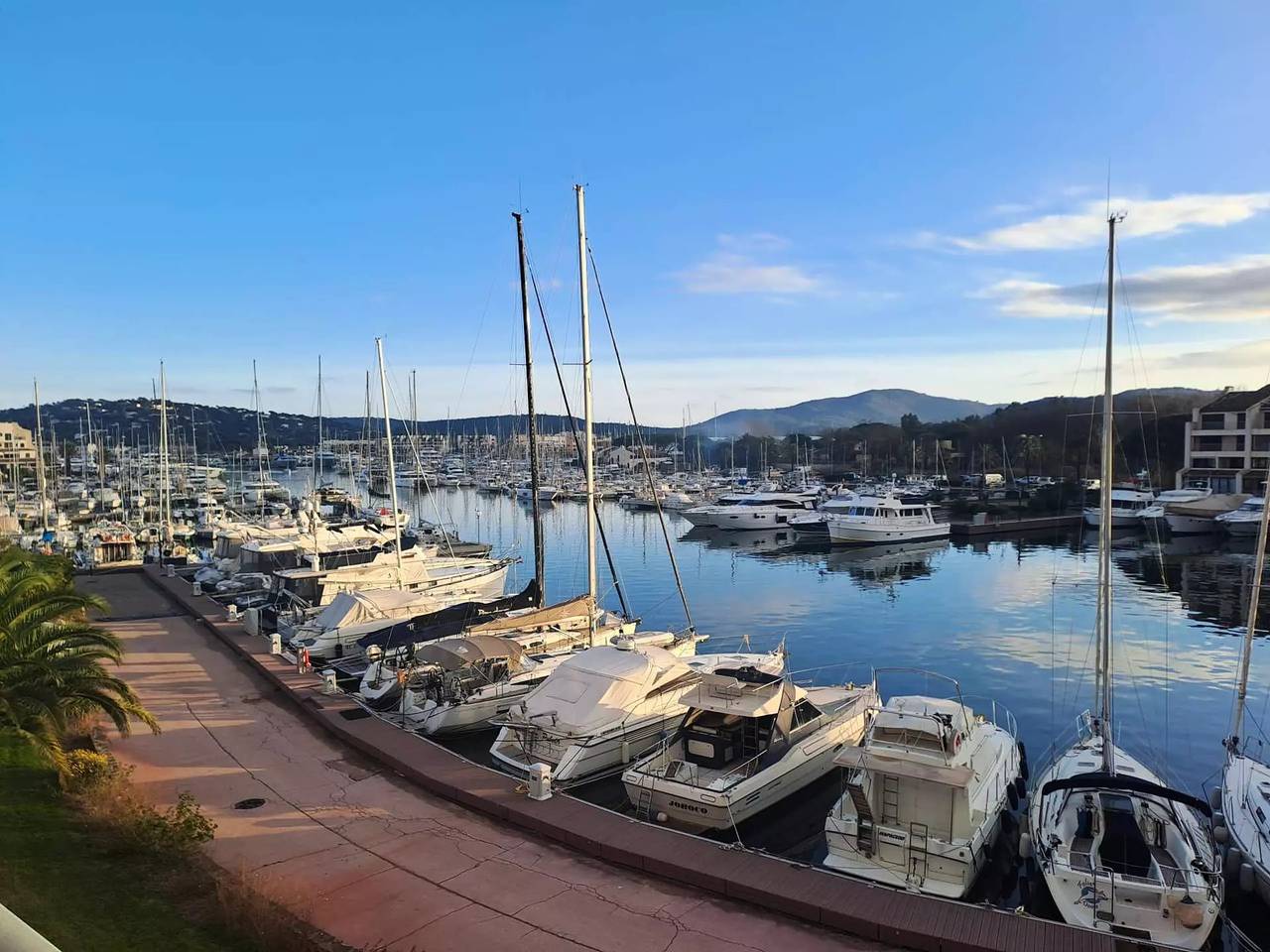 Apartamento entero, Cerca de Saint-Tropez Apartamento para 4 personas con vistas al puerto in Port Cogolin, Cogolin