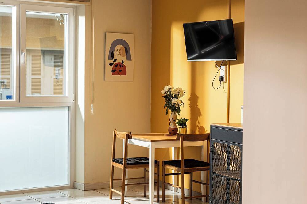Ganze Wohnung, Charming studio with reading nook & city view in Nikosia, Südzypern
