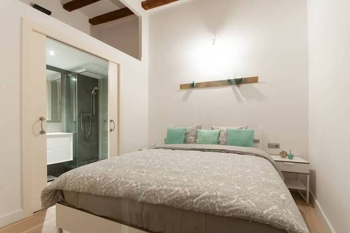 Ganze Wohnung, Unpack your bags, take a deep salty breath, inhale the sea in, and wonder at the magic of Barcelona in Barcelona Zentrum, Barcelona