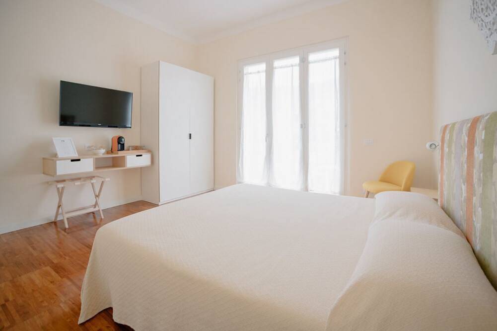 Fiordarancio est la maison d'hôtes que vous recherchiez, située dans une position fantastique juste au-dessus des plages de Fegina. La chambre vous offre un balcon privé avec vue partielle sur la mer, un lit double, une salle de bain privée et la cli in Monterosso al Mare, Commune de Monterosso al Mare