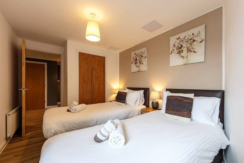 Entire apartment, City Centre Modern,Spacious 2 Bedrooms, 2 Bathrooms Apartment,Lift,Carpark in Leith, Edinburgh