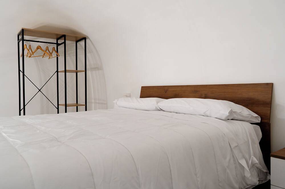 Entire apartment, Vesuvius Comfort Rooms • Near Naples and Pompeii - Self Check-in in Torre del Greco, Vesuvio National Park