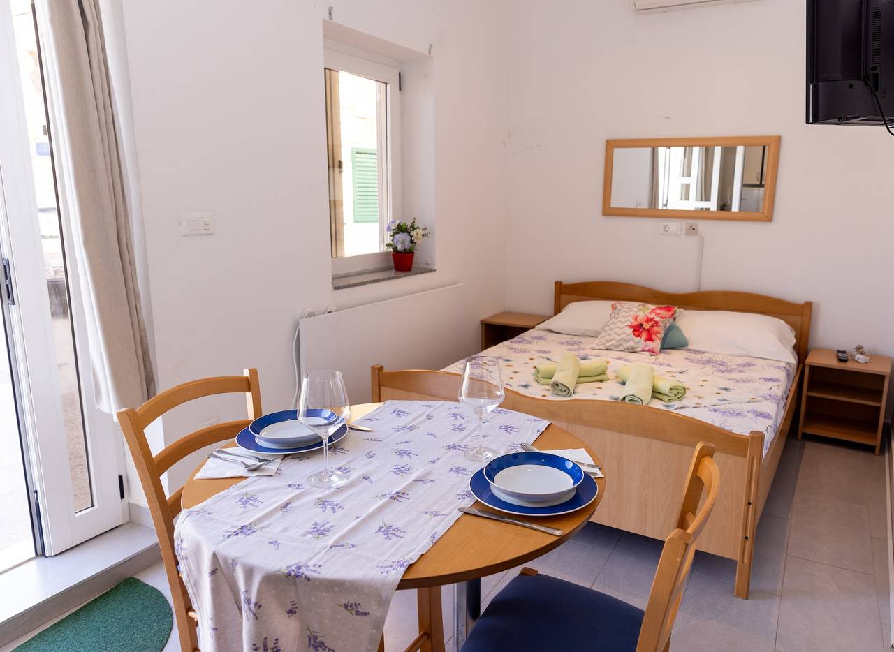 Entire studio, B studio apartment near the beach with sea view in Kastel Gomilica, Kaštela