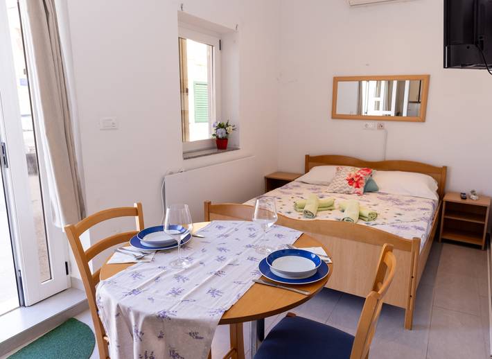 Studio für 2 Personen, mit Meerblick in Kaštela