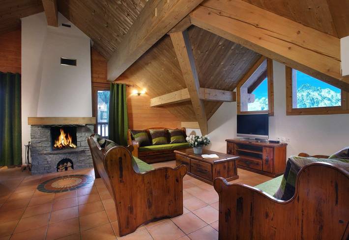Ferienwohnung für 14 Personen, mit Balkon und Terrasse sowie Pool und Sauna in Oz