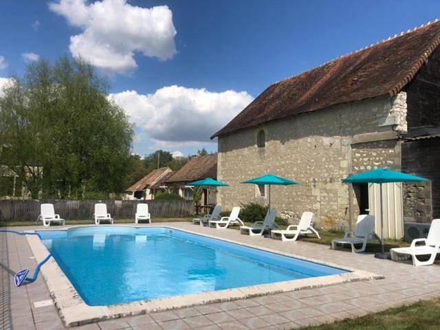 Location de vacances pour 5 personnes, avec vue ainsi que piscine et jardin à Oyré - 2