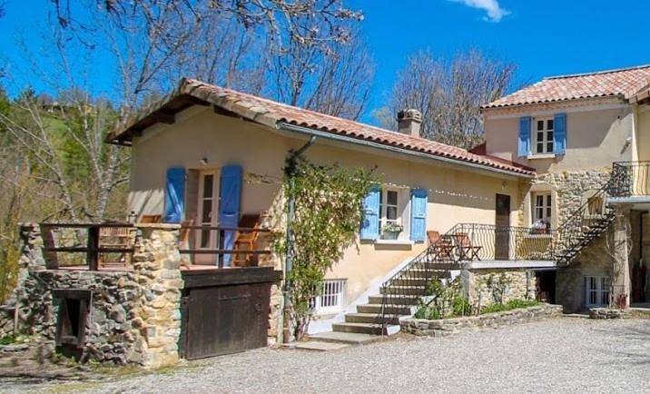 Location de vacances pour 6 personnes, avec vue et jardin, animaux acceptés à Montjay