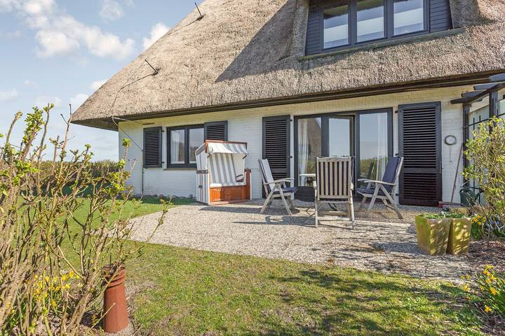 Ganze Wohnung, Idyllisch hinter den Dünen gelegenes 3-Raum-Appartement unter Reet. in Wenningstedt, Sylt