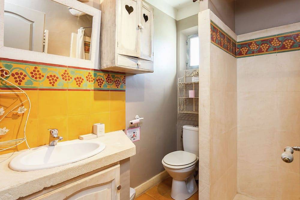 Spacious Cottage in Oppede with Swimming Pool in Oppède, Parc naturel régional du Luberon