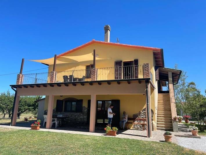 Agriturismo per 6 persone, con panorama e giardino, con animali domestici in Campiglia Marittima