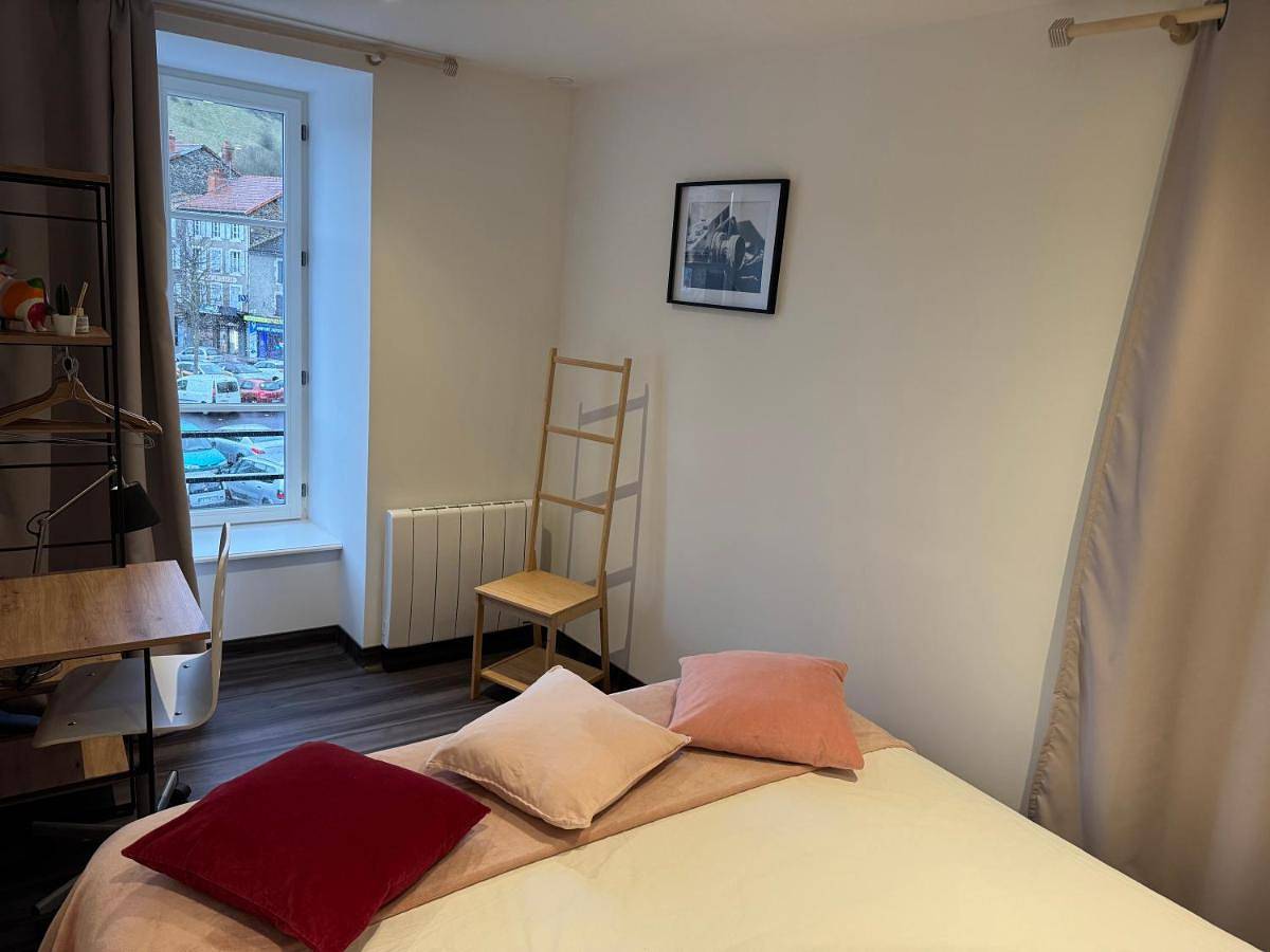 Appartement entier, Three-Bedroom Apartment in Saint-Flour, Région de Saint-Flour