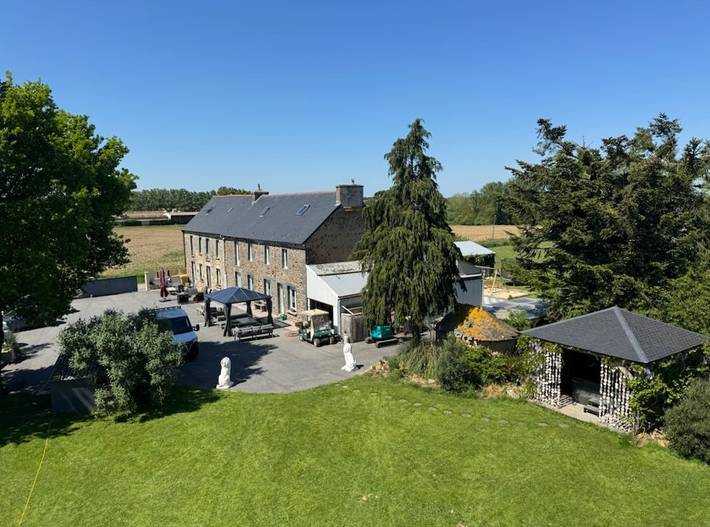 Chambre d’hôte pour 2 personnes, avec terrasse et piscine ainsi que jardin et jacuzzi en Cotes-d'Armor