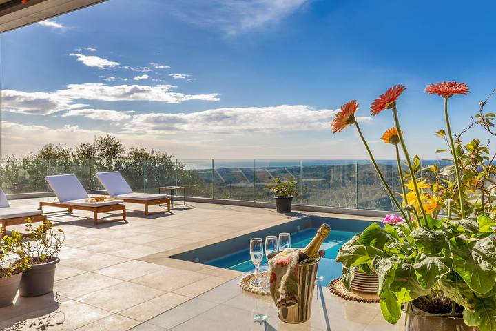 Location de vacances pour 10 personnes, avec terrasse et piscine à Cervione