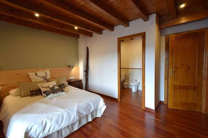 Gîte pour 11 personnes, avec Terrasse ainsi que Jardin et Piscine à Angoustrine-Villeneuve-des-Escaldes - 4