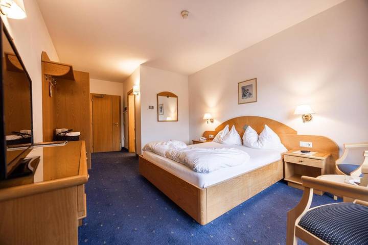 Hotel, mit Balkon und Whirlpool sowie Terrasse und Garten in Eppan an der Weinstraße - 3