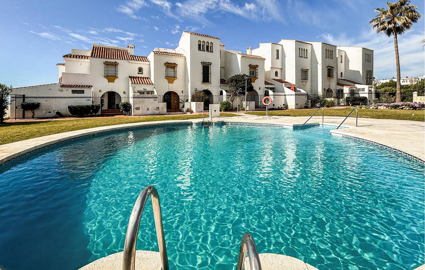Appartement confortable de 200 m² avec piscine, terrasse et accès à la plage in Playa Ancha, Casares