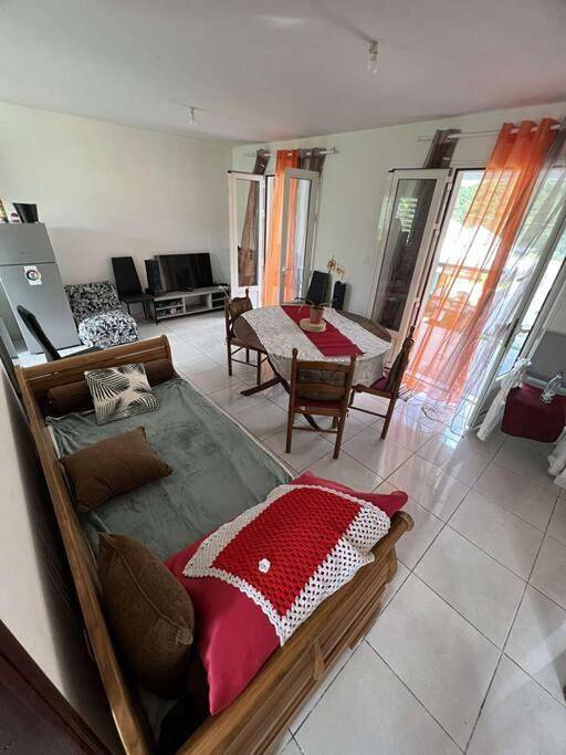 Gîte pour 8 personnes, avec jardin ainsi que terrasse et jacuzzi dans Les Makes - 4