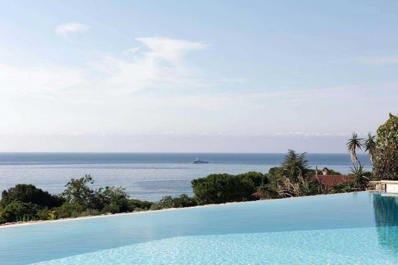 Aussichtsturm aus dem 16. Jahrhundert mit Swimmingpool in Latte (Ventimiglia), Ventimiglia