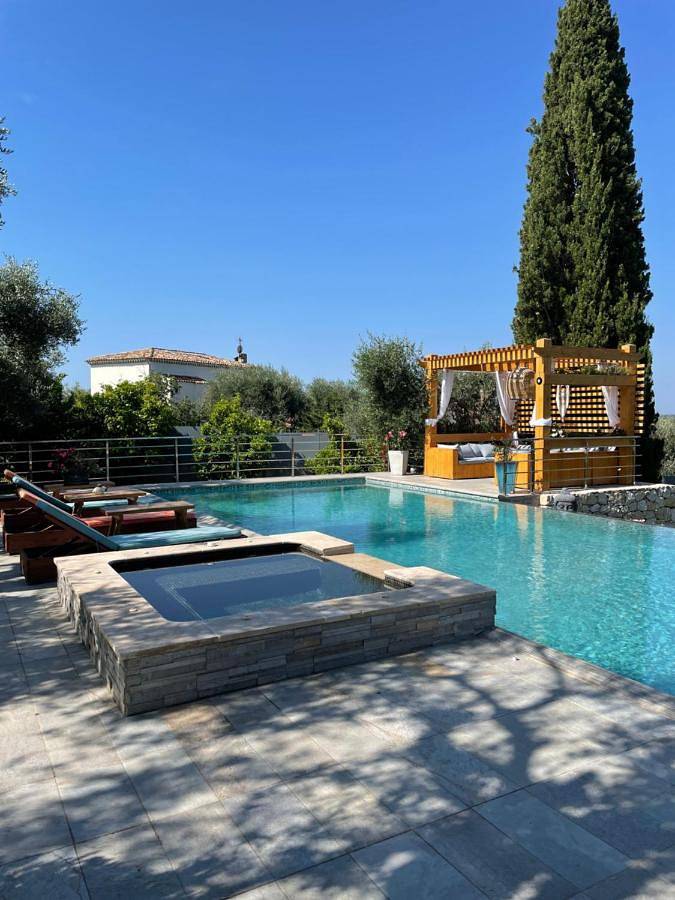 Chambre d’hôte pour 2 personnes, avec Terrasse et Jacuzzi ainsi que Jardin et Piscine