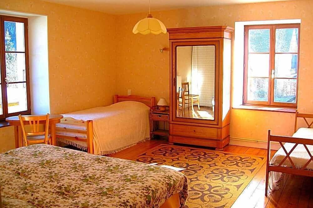 Charmante Maison Comtoise ,spacieuse,  grand jardin , parking privé in Bourg-de-Sirod, Jura Francais