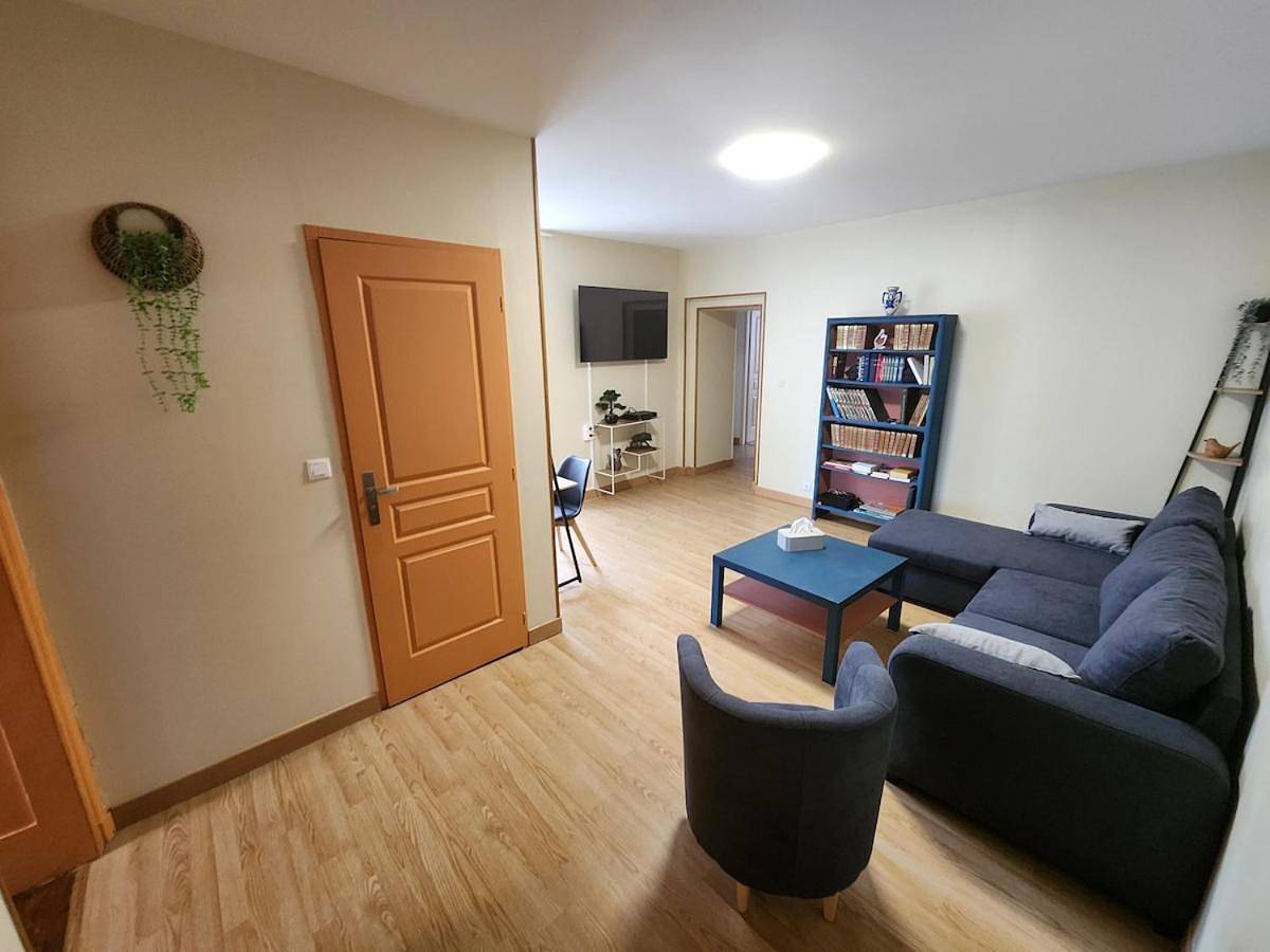 Appartement entier, Two-Bedroom Apartment in Gray, Haute-Saône
