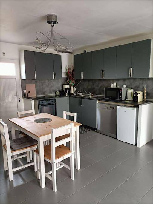 Gîte pour 4 personnes, avec piscine et jardin, adapté aux familles à Servian - 4