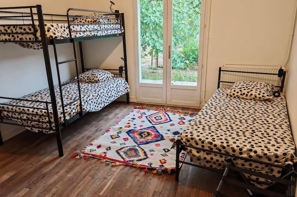 House in Poitiers, 2 bedrooms, sleeps 7 with parking. in Poitiers, Vienne