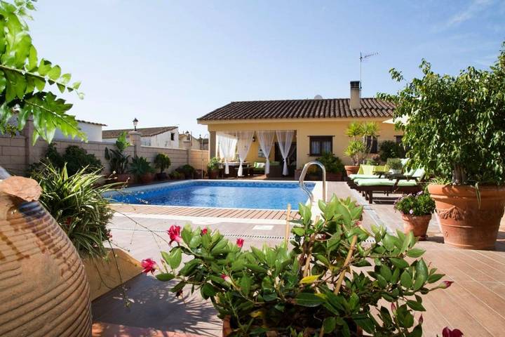 Casa rural para 8 personas, con Balcón y Terraza además de Jardín y Piscina en La Cava
