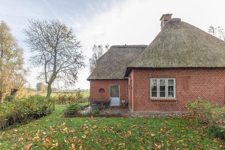 Reetgedecktes Ferienhaus mit Kachelofen in Tetenbüll, Eiderstedt