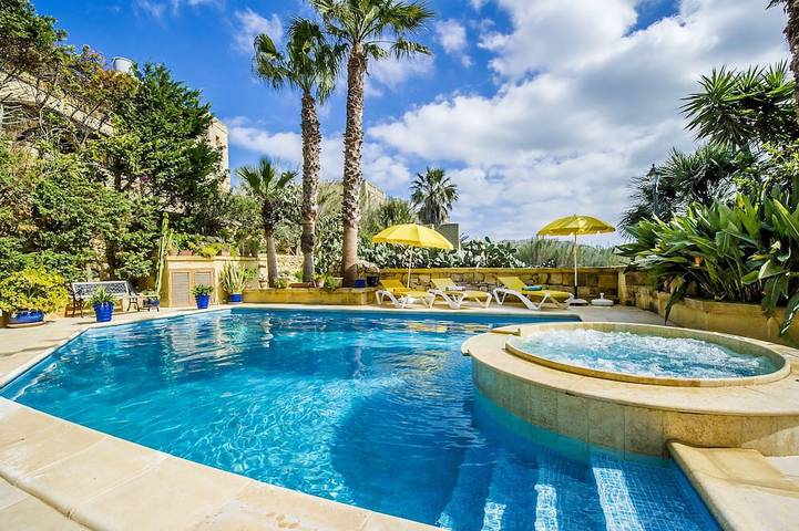 Ferienhaus für 11 Personen, mit Balkon und Whirlpool sowie Garten und Pool in L-Għasri (Malta)