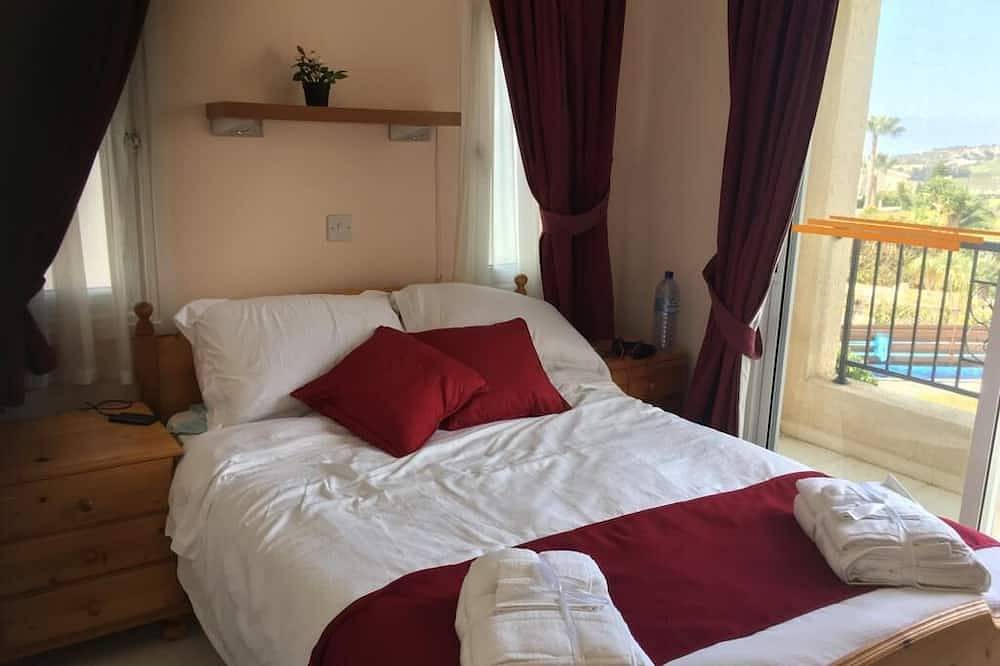 Makellose Villa mit privatem Pool nur 3 km vom Sandstrand von Coral Bay entfernt in Peyia, Südzypern