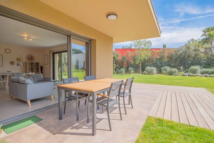 Gîte pour 4 personnes, avec jardin, adapté aux familles dans Golf De Beauvallon