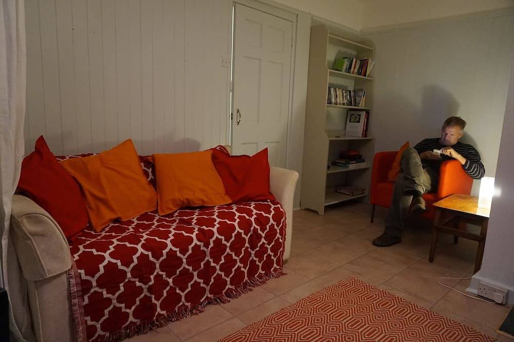 Brynsior, Chalet on the hill in Goodwick with stunning sea views in Goodwick, Pembrokeshire