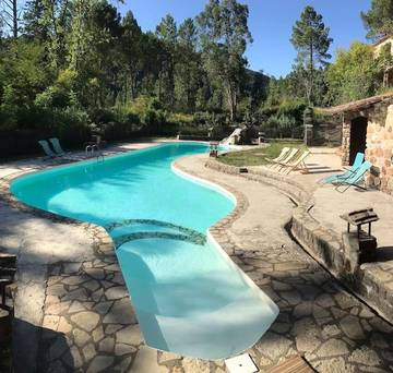 Gîte pour 27 personnes, avec vue et terrasse ainsi que jardin et piscine, animaux acceptés à Sainte-Cécile-d'Andorge