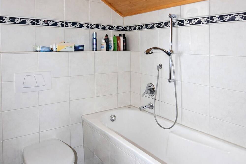 Freistehendes 4½-Zimmer-Haus mit Pool und atemberaubender Sicht auf den See in Gaggio (Agra), Agra