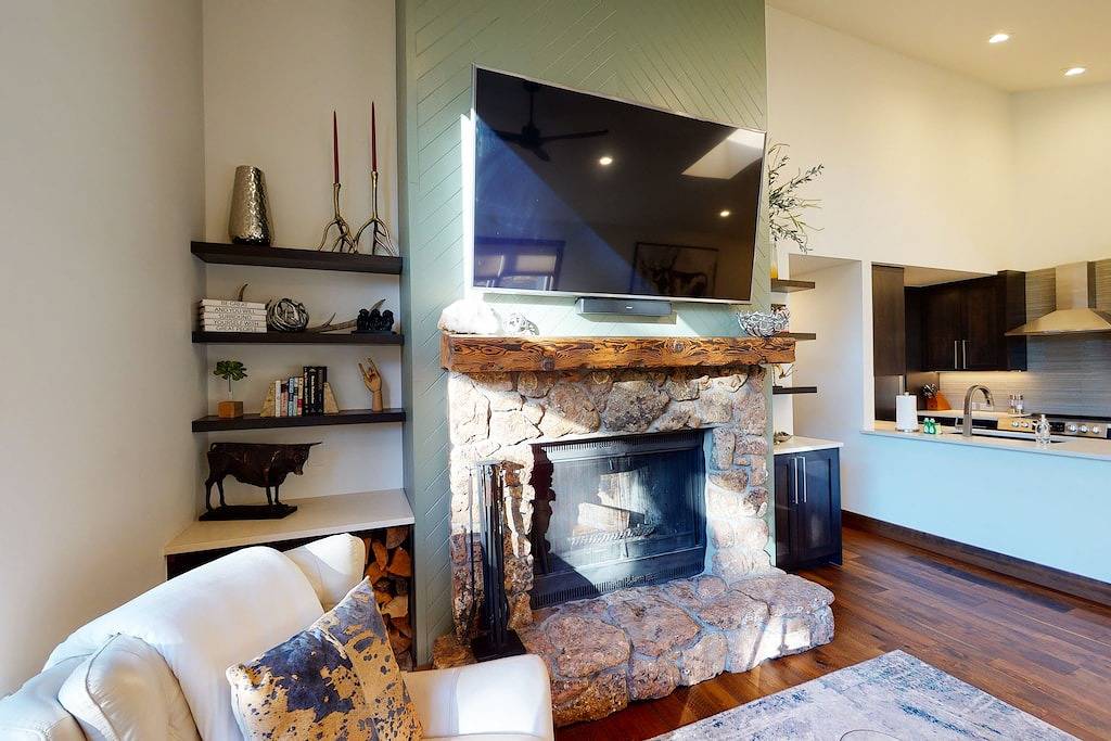 Ganze Wohnung, Modern Mountain Condo w/ Balcony - Walk to the Riverfront Express Gondola in Avon, Beaver Creek