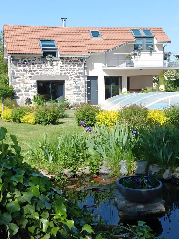 Gîte 'Des Taravelles' avec piscine privée, terrasse privée et Wi-Fi in Manzat, Parc naturel régional des Volcans d'Auvergne