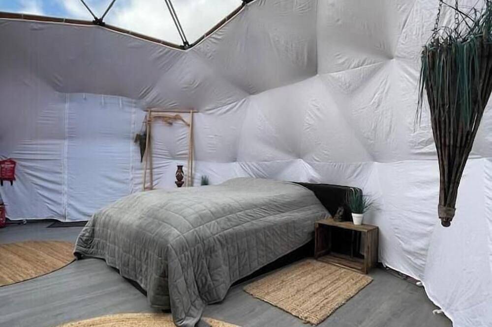 Unique glamping and tiny home with skylight in Kvaløya, Tromsø