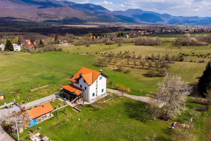 Apartamento entero, Apartamento de vacaciones para 5 personas con balcón in Rudanovac, Condado de Lika-Senj