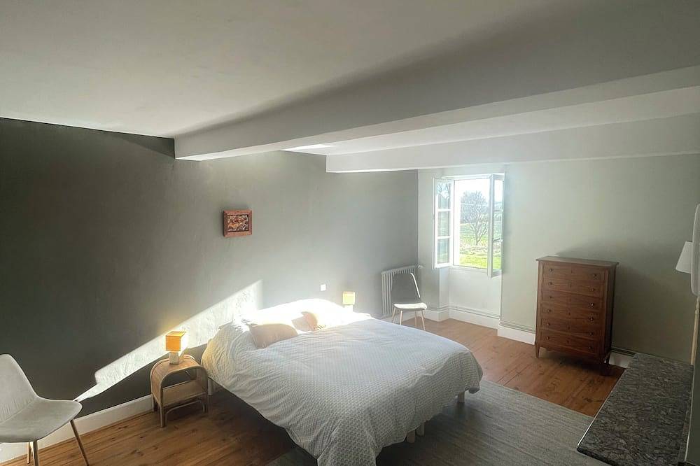 Charming house with swimming pool in the quiet Gers countryside in Fleurance, Gers