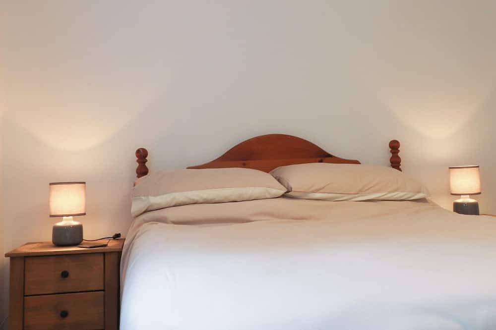 Ty Glyn, pet friendly, character holiday cottage in Beddgelert in Beddgelert, Snowdonia