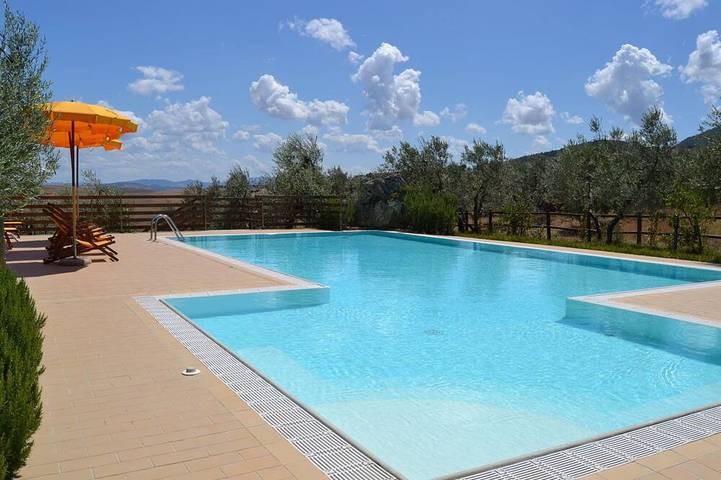 Agriturismo per 4 persone, con piscina in Lajatico