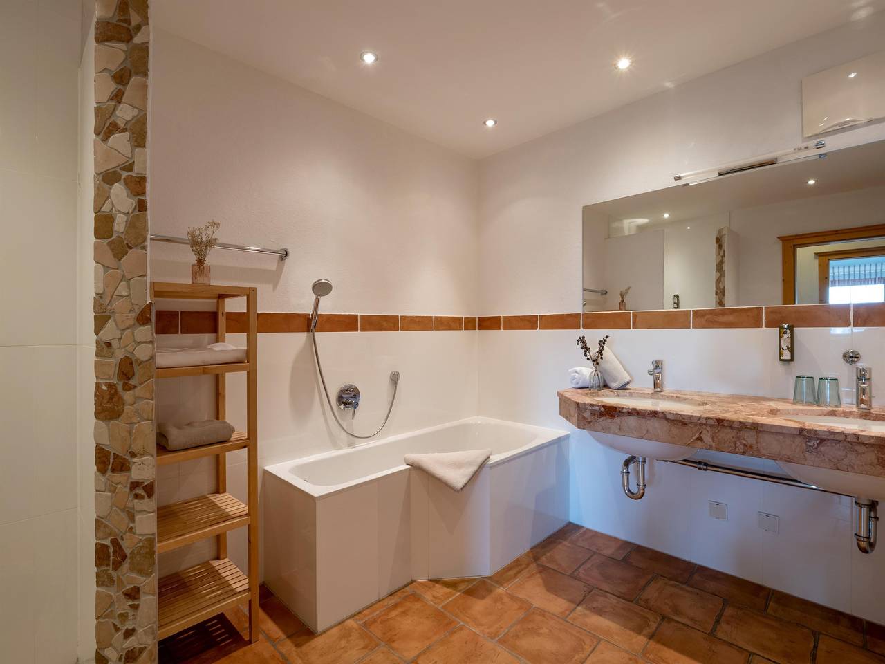 Entire holiday apartment, 2 bedrooms,comb liv.-bedr/shower or bath in Ellmau, Brixen valley