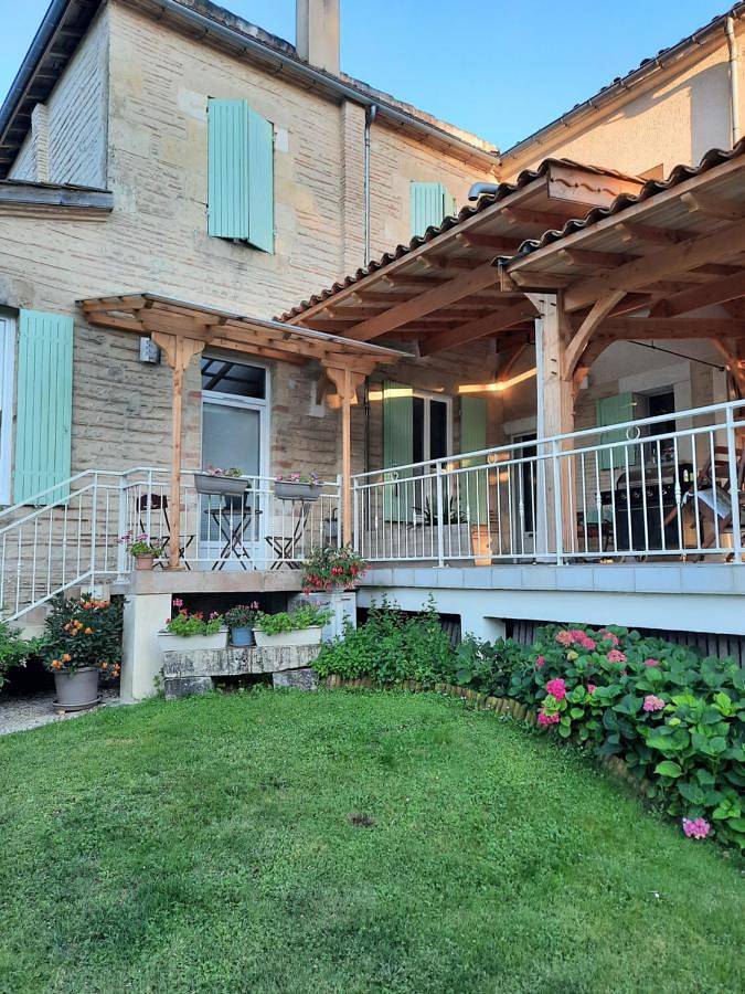 Location de vacances pour 8 personnes, avec piscine et vue ainsi que jardin et terrasse à Aillas - 3