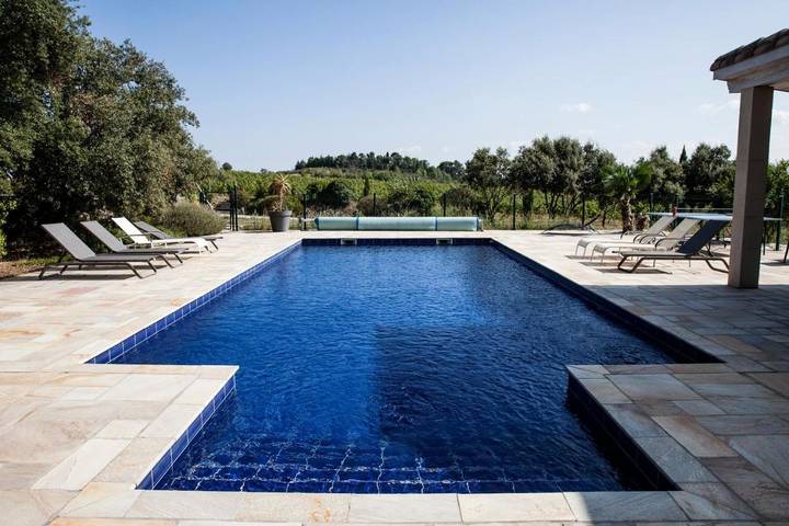Gîte pour 8 personnes, avec Balcon et Jacuzzi ainsi que Terrasse et Jardin à Conques-sur-Orbiel