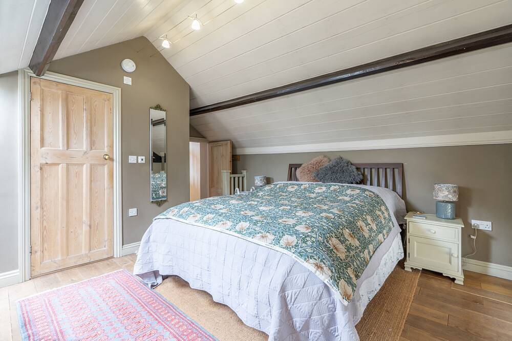 Old School House - sleeps 6 guests  in 3 bedrooms in Burnham Market, Norfolk Coast