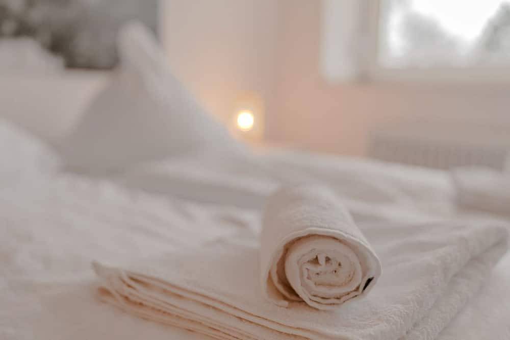 Ganze Wohnung, Apartment mit Küche, Arbeitsplatz und xxl Sofa in Neuss, Rhein-Kreis Neuss